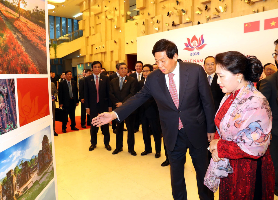 阮氏金银参观越南文化空间展。越通社记者 仲德 摄