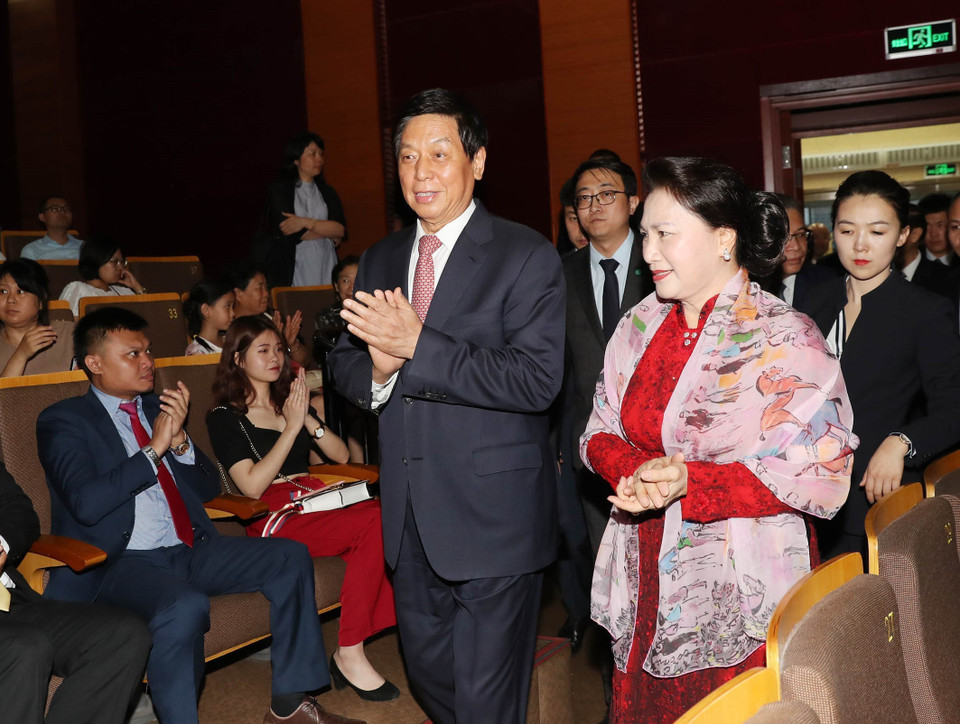 阮氏金银与栗战书出席“友谊桥梁”文艺晚会。越通社记者 仲德 摄