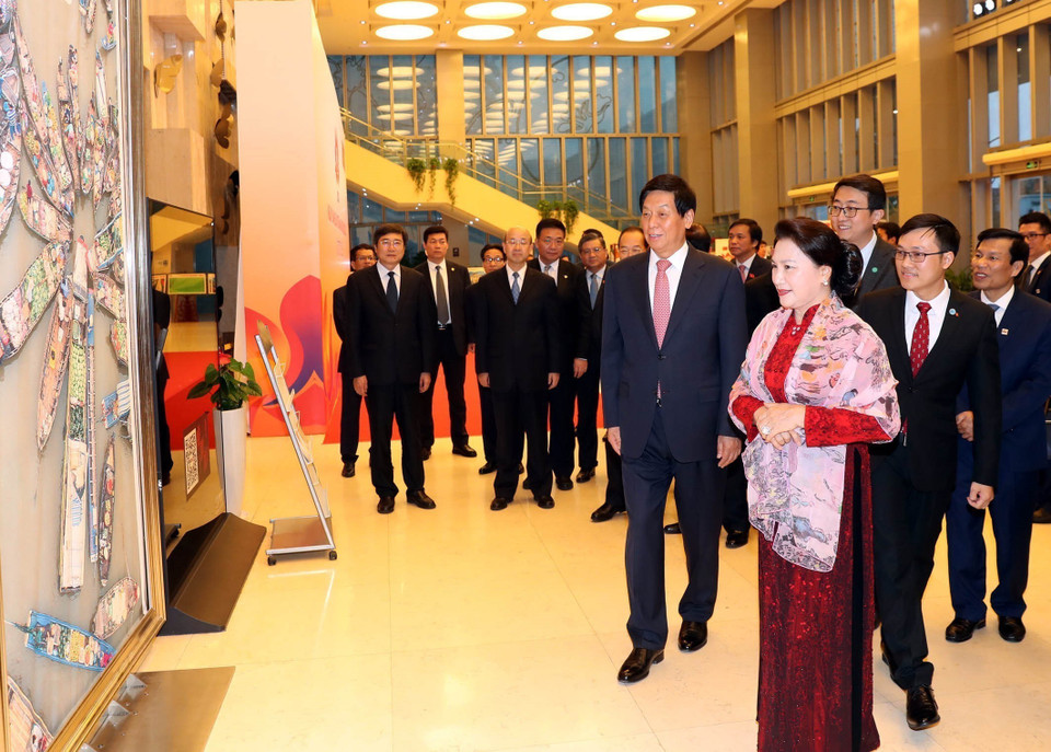 阮氏金银参观越南文化空间展。越通社记者 仲德 摄