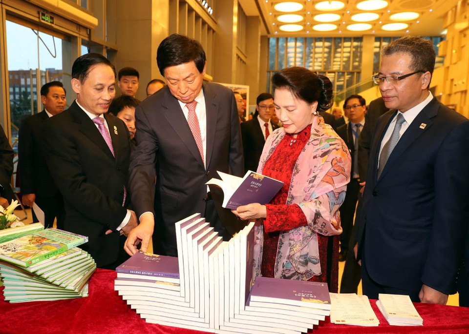 阮氏金银参观越南文化空间展。越通社记者 仲德 摄