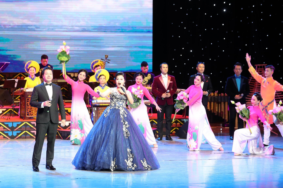 “友谊桥梁”文艺晚会上的表演节目。越通社记者 仲德 摄