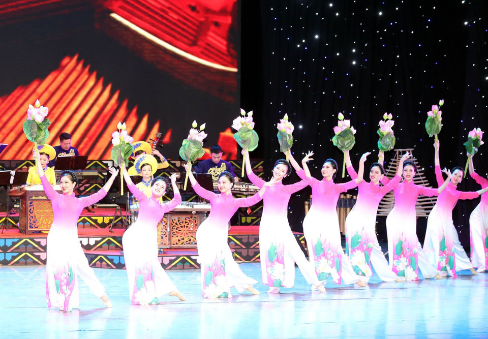 “友谊桥梁”文艺晚会上的表演节目。越通社记者 仲德 摄