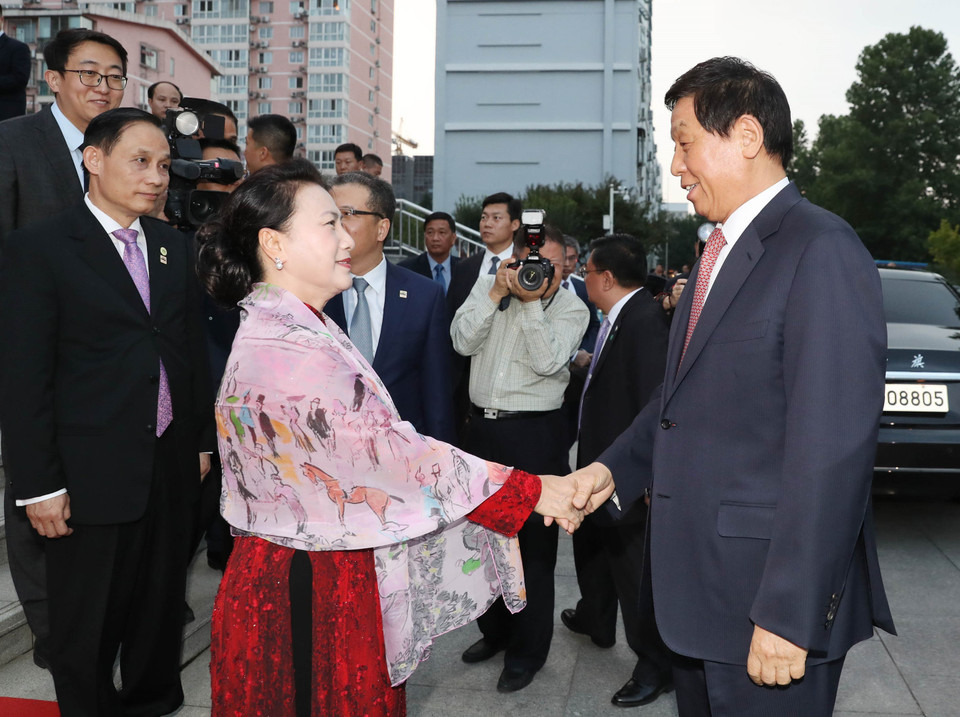 中国全国人大常委会委员长栗战书迎接越南国会主席阮氏金银。越通社记者 仲德 摄