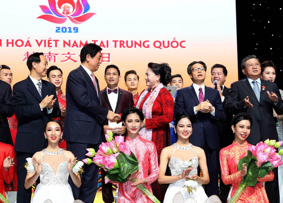 双方领导与艺术工作者合影。越通社记者 仲德 摄