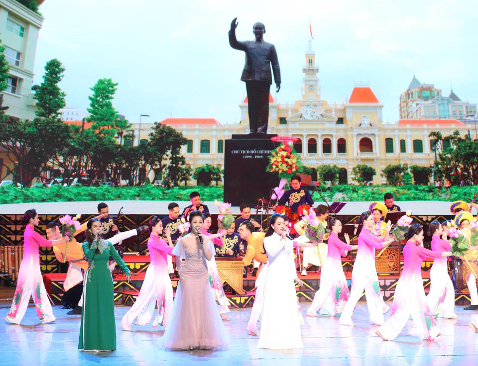 “友谊桥梁”文艺晚会上的表演节目。越通社记者 仲德 摄