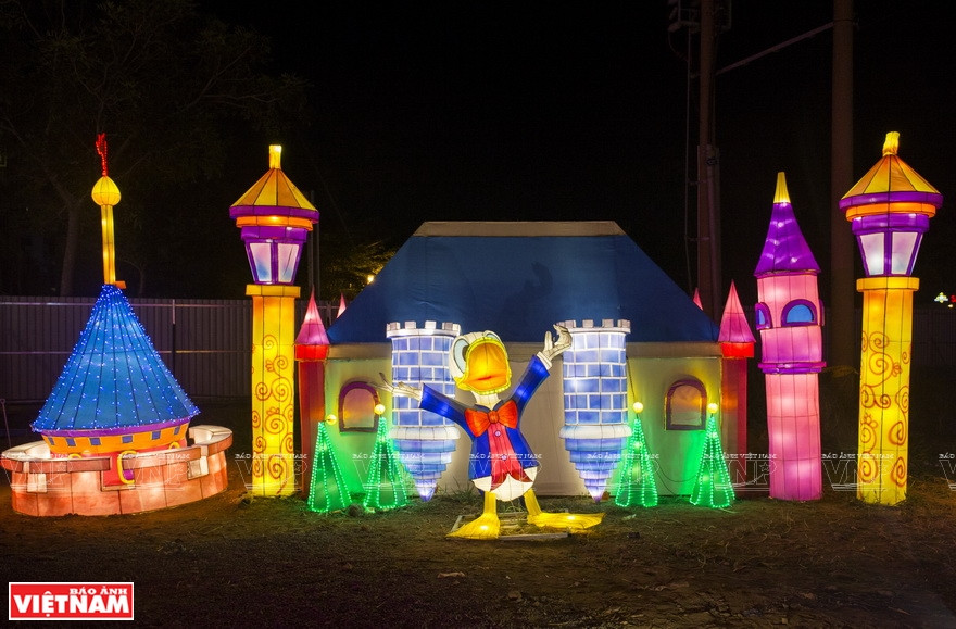 灯光节的展区面积为10万平方米。图自越通社