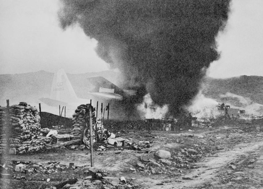 资料图：解放军包围并击落了用于为供应溪生阵地供应物资的C130运输机。图自越通社