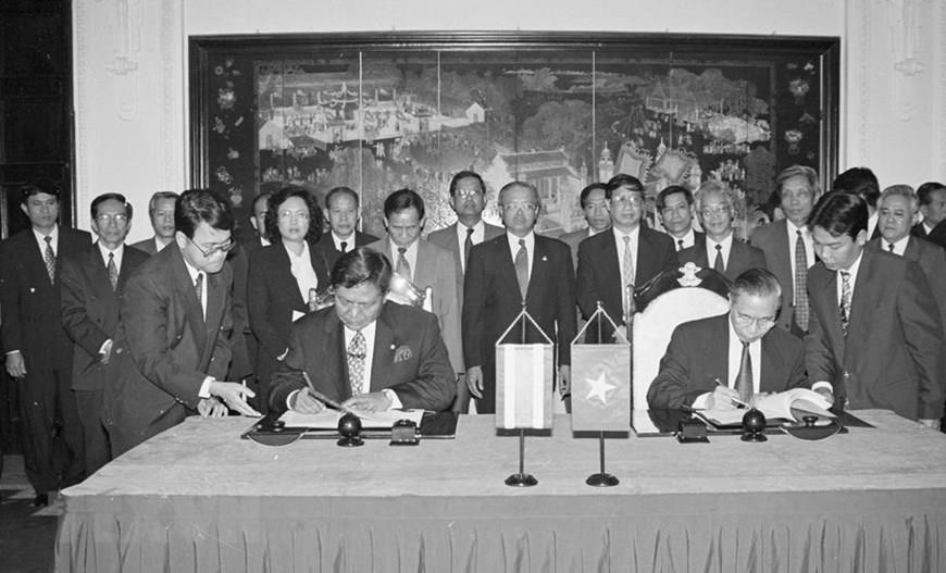  1997年3月12日，越南外长阮孟琴同泰国外长巴蜀•猜耶山（Prachuab Chaiyasan）在河内签署《越泰外交合作协定》。图自越通社