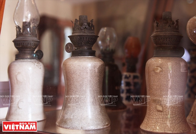 陶座油灯。图自越通社