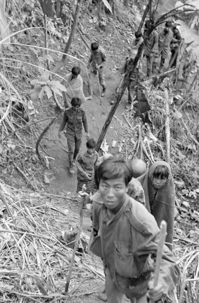 资料图：1968年2月7日，解放军在围村活捉美国俘虏。。图自越通社