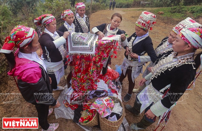 女方家送新娘到新郎家巷口，停下给新娘补妆，等男方家出来迎接。本报记者越强摄