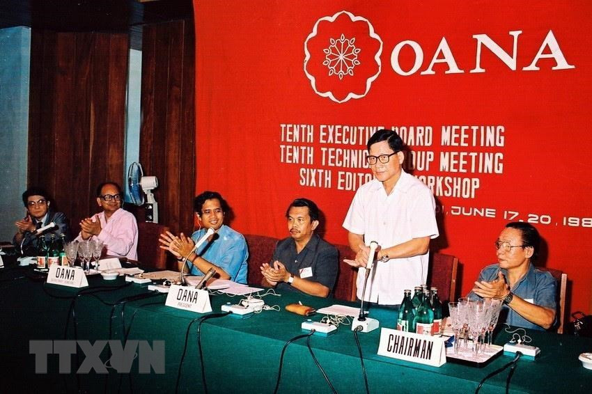 越南社会主义共和国部长会议副主席阮庆在亚太通讯社组织执行委员会第10次会议开幕式上发表讲话。图自越通社