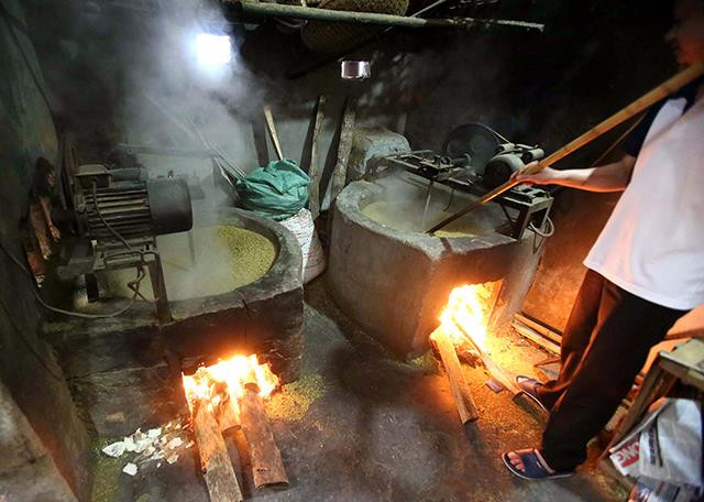 扁米用小火不断翻炒。图自《人民报》