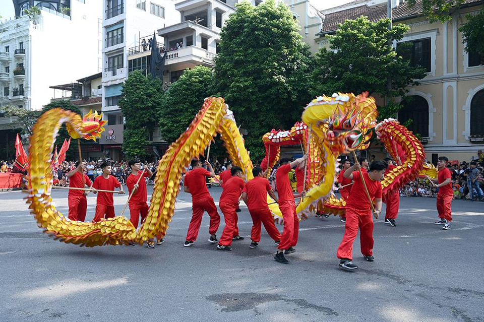 还剑湖步行街。图自《越南人民报》