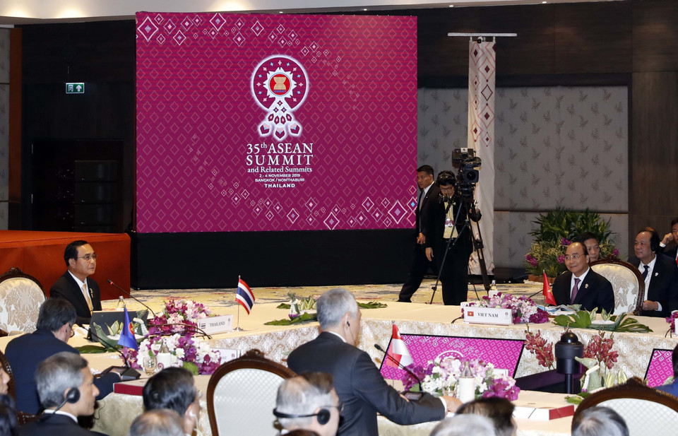 越南政府总理阮春福出席第35届东盟峰会全体会议。越通社记者 统一 摄