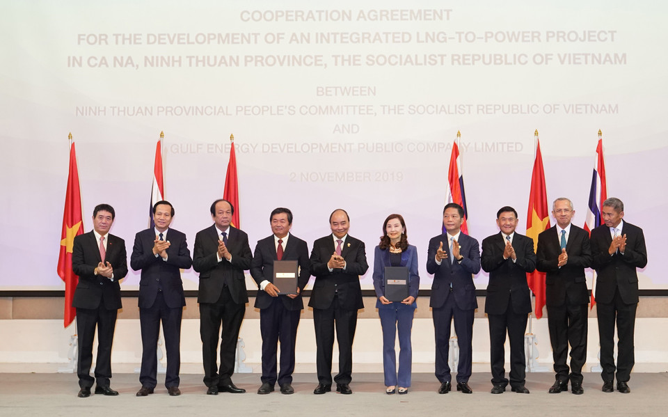 11月2日，阮春福出席越南宁顺省人民委员会与Gulf集团有关加拿（Ca Na）液化天然气项目投资方案的合作备忘录交换仪式。越通社记者 统一 摄