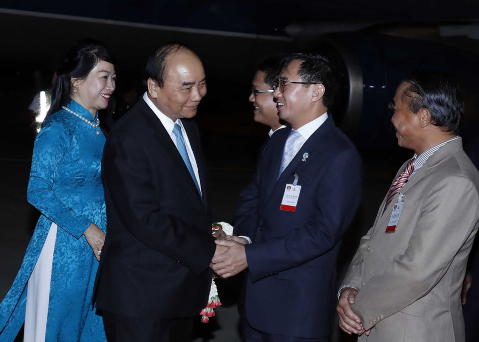 11月1日晚，阮春福携夫人抵达泰国首都曼谷出席第35届东盟峰会及相关会议。越通社记者 统一 摄
