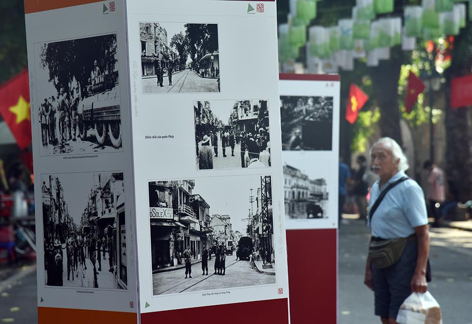 外国游客观看资料图片展。图自《越南人民报》