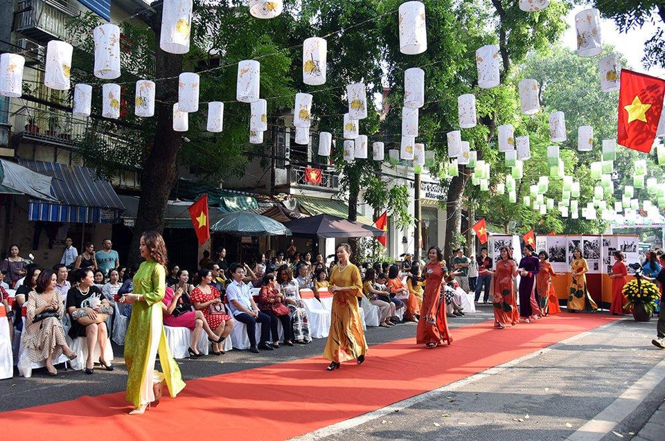 业余奥戴走秀。图自《越南人民报》