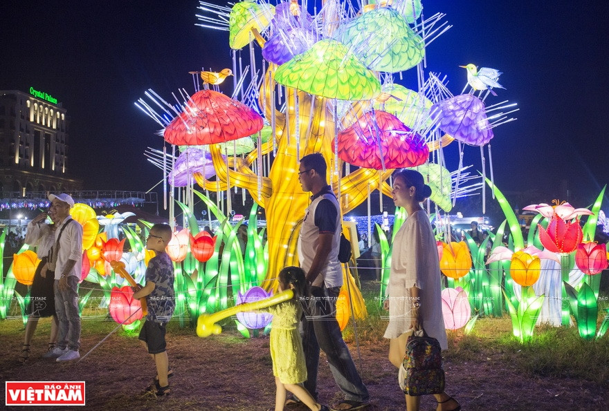灯光节吸引众多游客前来参观。图自越通社