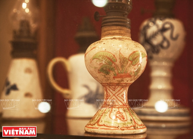 审美性高的陶瓷灯座。图自越通社