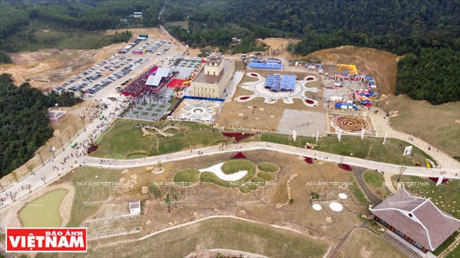 从高处俯瞰的西安子信仰生态旅游区。 图自越通社