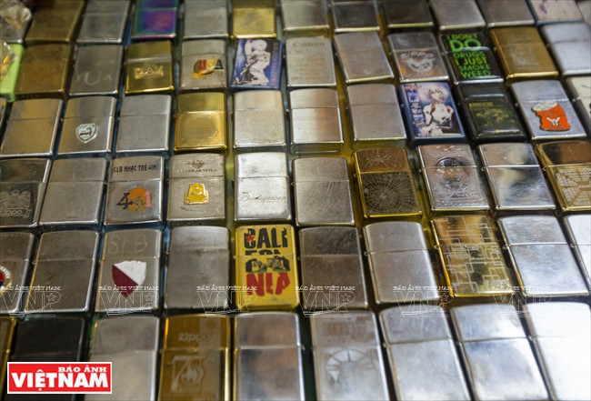 Zippo 打火机是集市的畅销品。图自越通社
