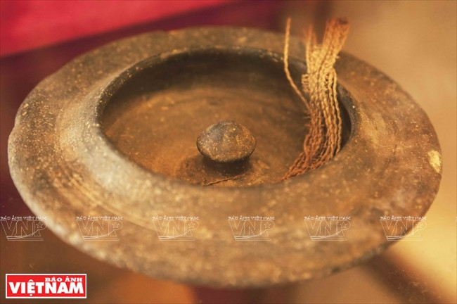 18-20世纪高棉瓷灯。图自越通社