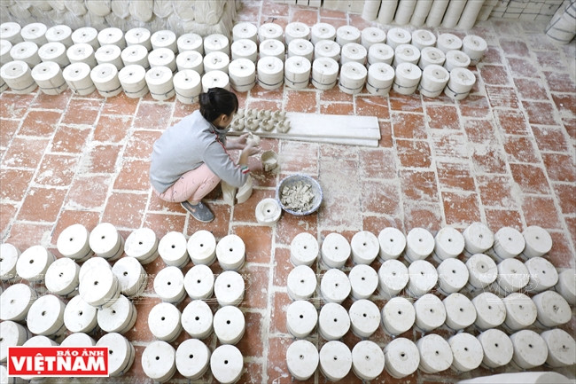 出模和刨坯工序。 图自越通社