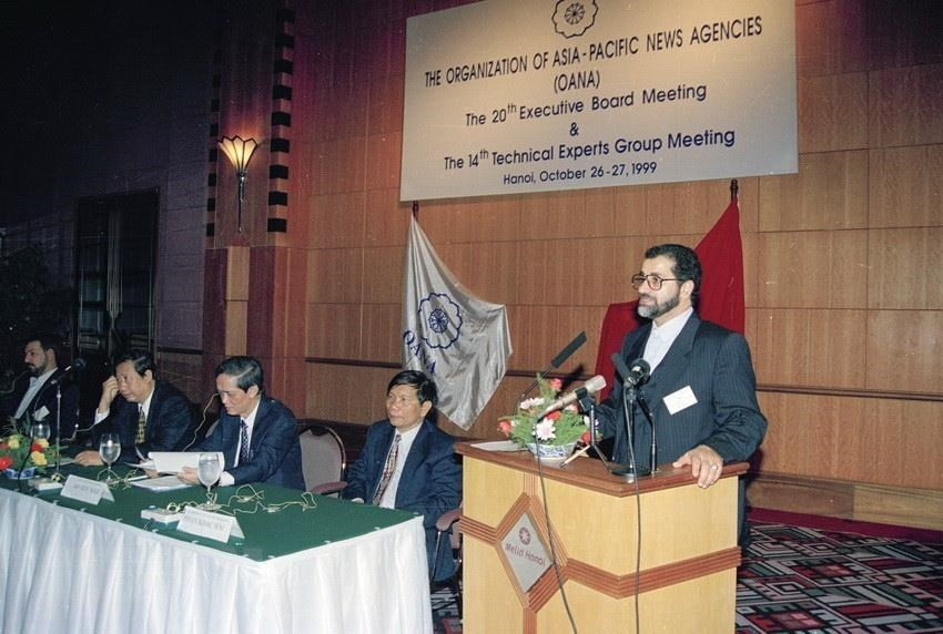 OANA主席兼伊朗伊斯兰共和国通讯社社长Fereydoun Verdinejad出席1999年10月26日至27日在河内召开的亚太通讯社组织执行委员会第20次会议并发表讲话。图自越通社