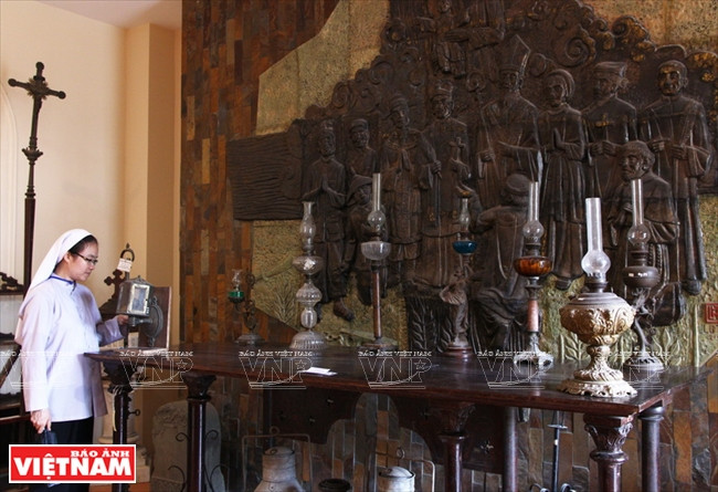 打着越南、印度和欧洲文化交流烙印的油灯陈列空间。图自越通社