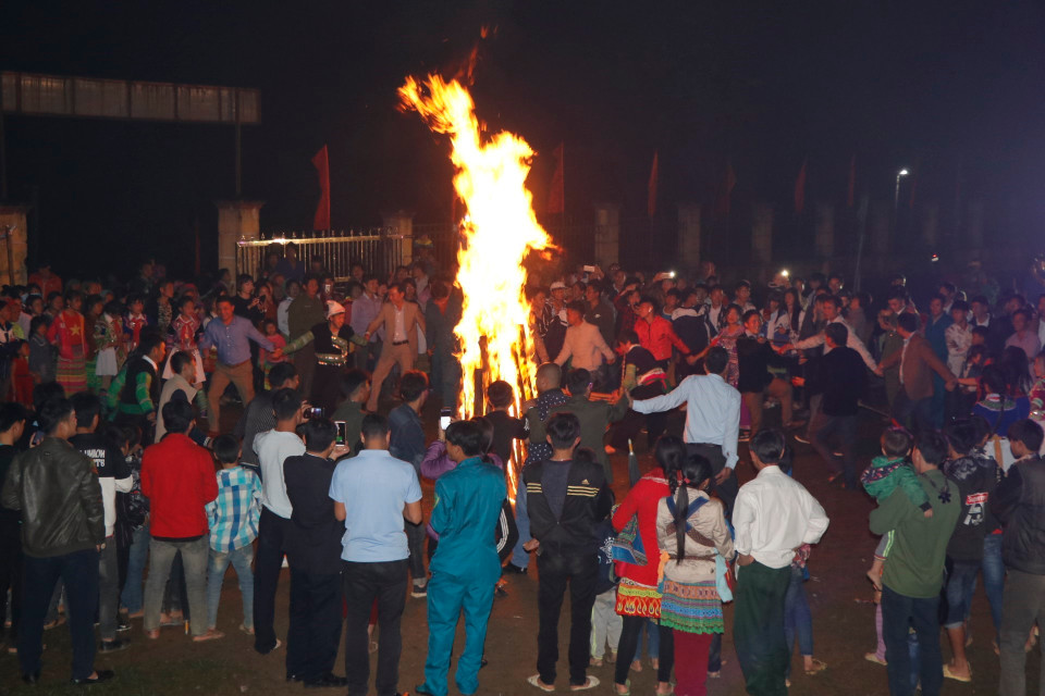 晚上还有营火会活动。图自越通社