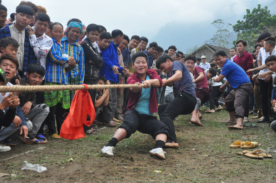 期间还举行拔河比赛。图自越通社