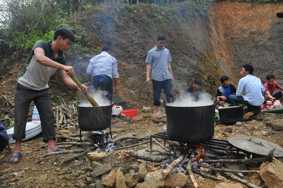 大家一起做菜。图自越通社
