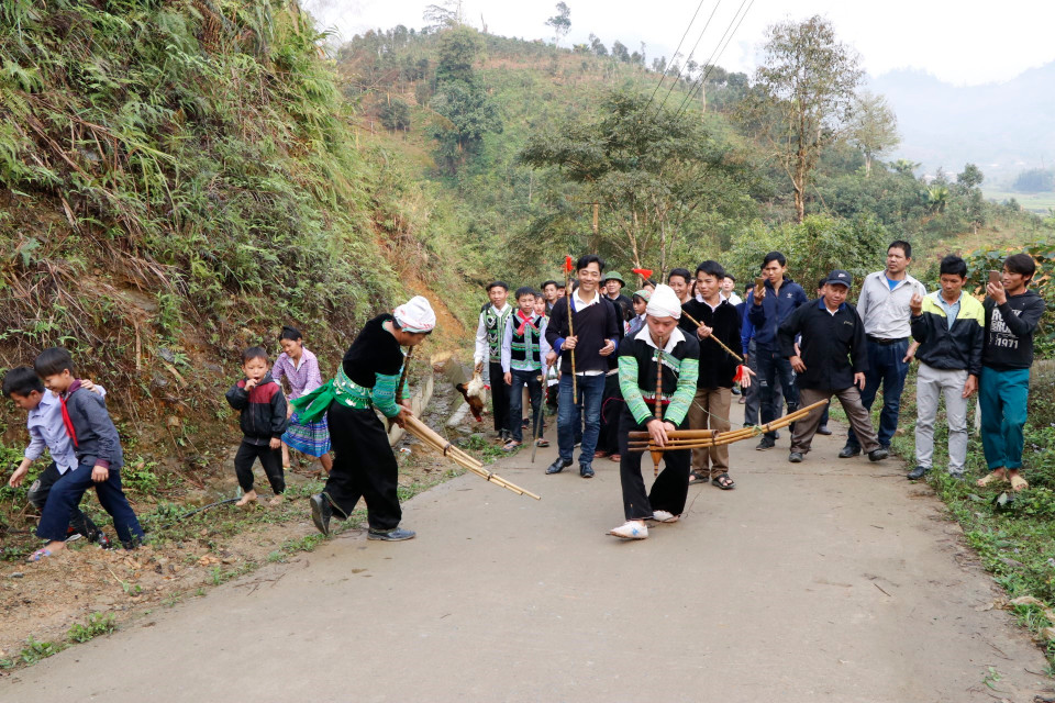 众多蒙族同胞参加森林祭祀仪式。图自越通社