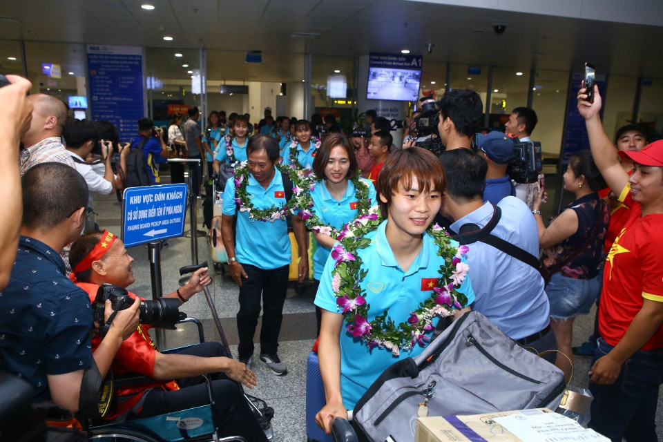 8月28日下午，越南女子足球队抵达河内内排国际机场。图自越通社