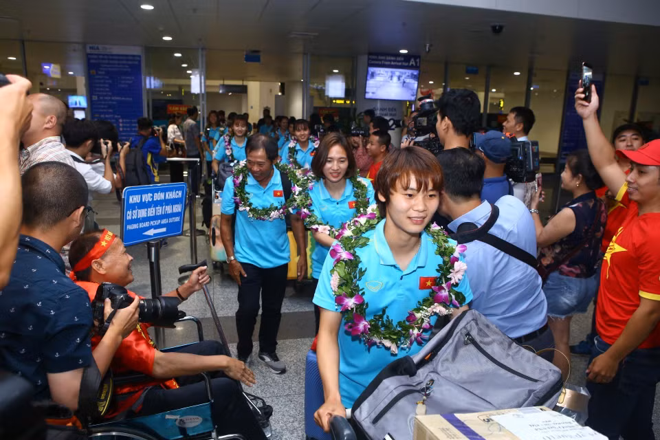 8月28日下午，越南女子足球队抵达河内内排国际机场。图自越通社