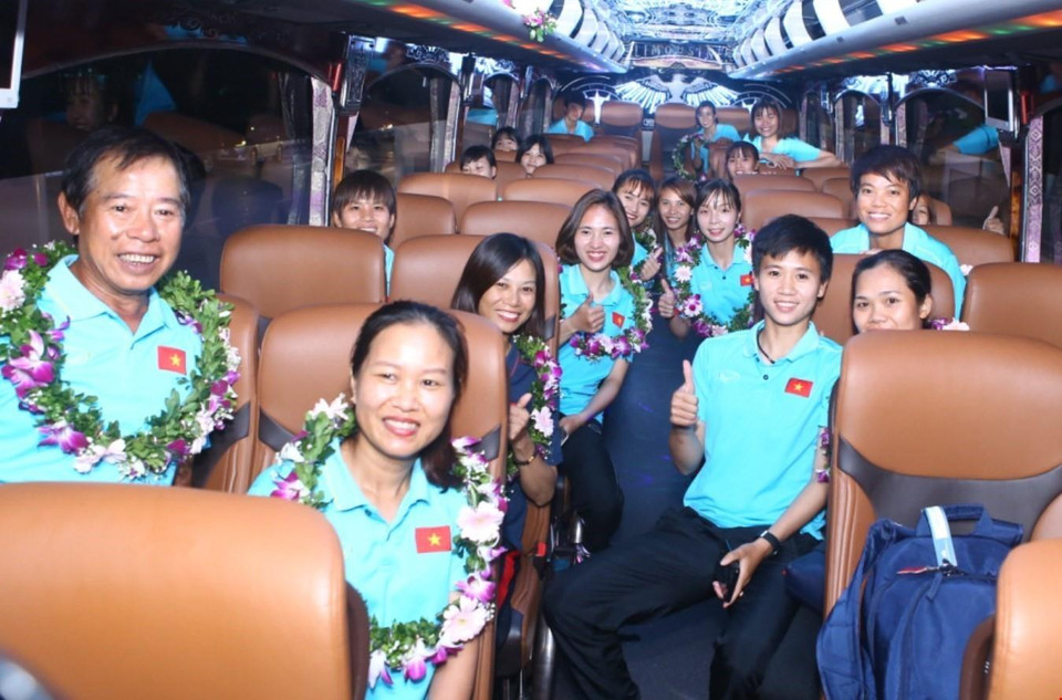 球员们上车回家。图自越通社