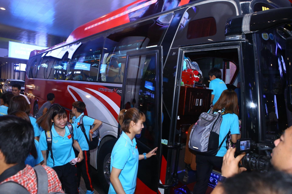 球员们上车回家。图自越通社