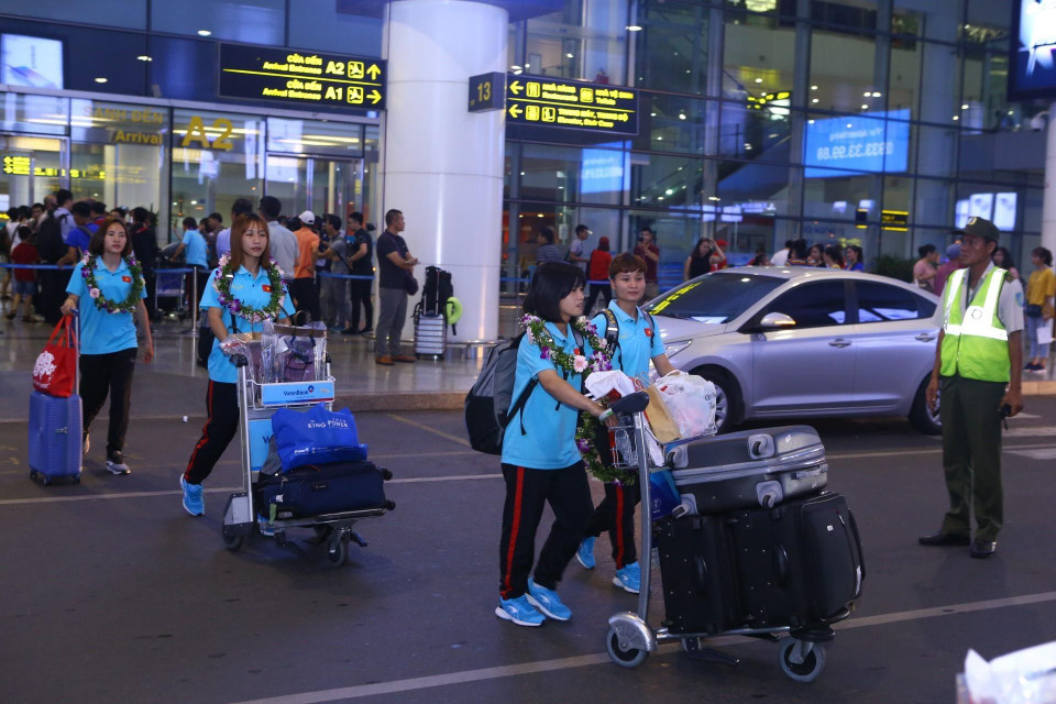 球员们上车回家。图自越通社