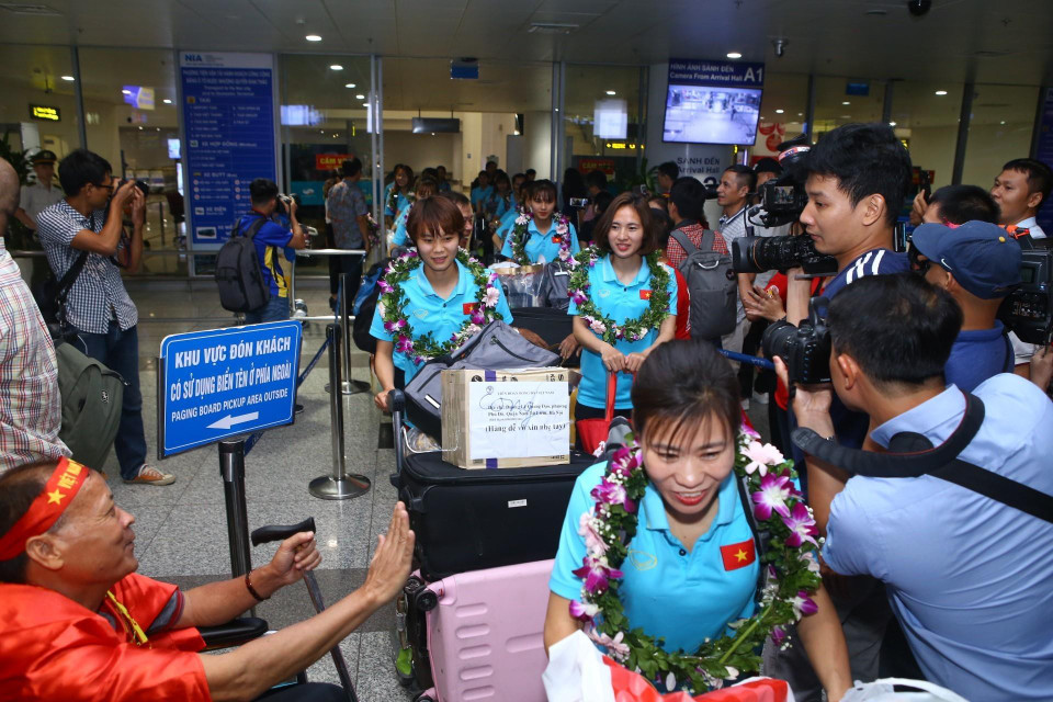 8月28日下午，越南女子足球队抵达河内内排国际机场。图自越通社