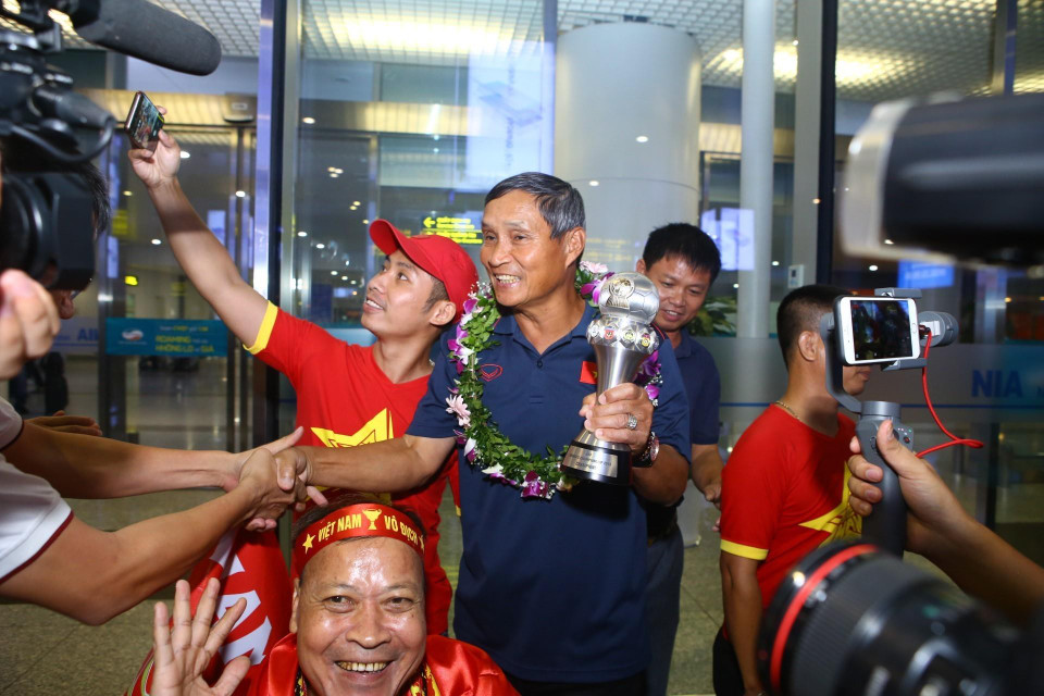 越南女子足球队主教练梅德钟与球迷合影。图自越通社