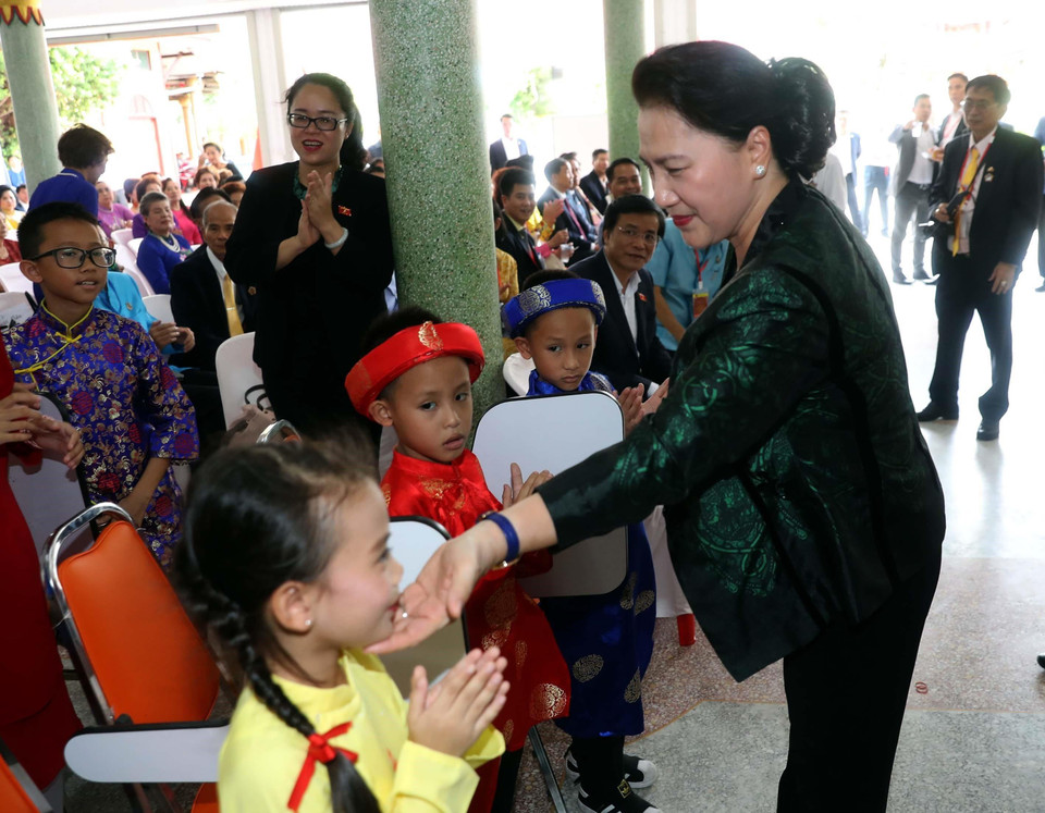 阮氏金银主席亲切会见旅居乌隆府越南人代表。越通社记者 仲德 摄
