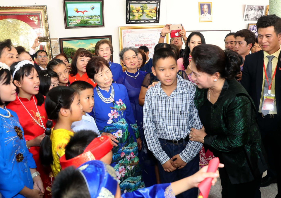 阮氏金银主席亲切会见旅居乌隆府越南人代表。越通社记者 仲德 摄