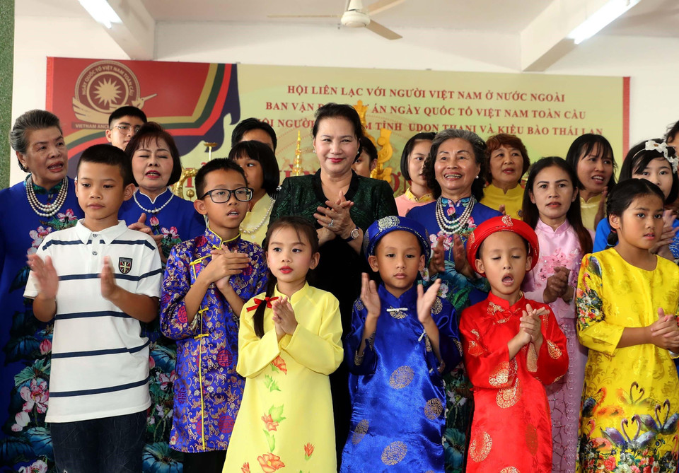 阮氏金银主席亲切会见旅居乌隆府越南人代表。越通社记者 仲德 摄