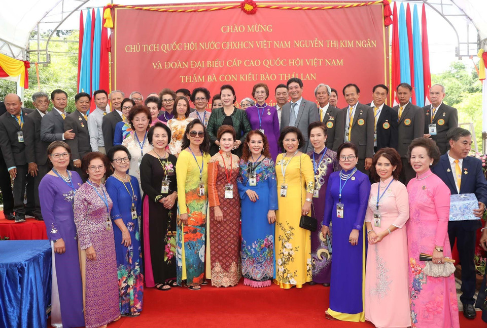 阮氏金银主席与侨胞们合影。越通社记者 仲德 摄