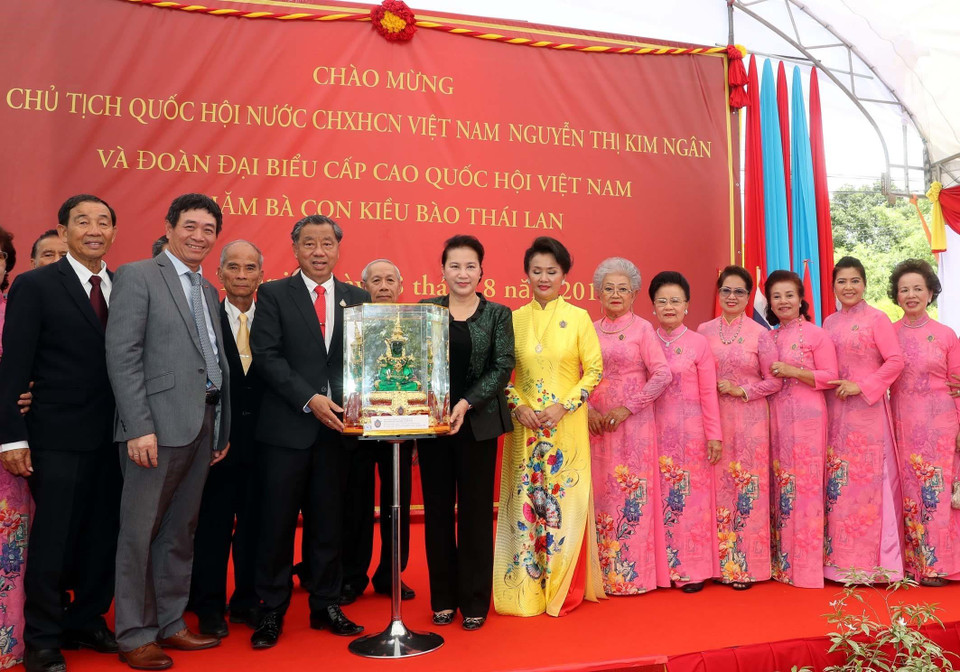 侨胞们向阮氏金银主席赠送纪念品。越通社记者 仲德 摄