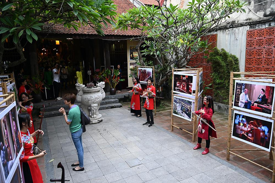 在行银街22-24号举行的"怀念"图片展。图自《越南人民报》