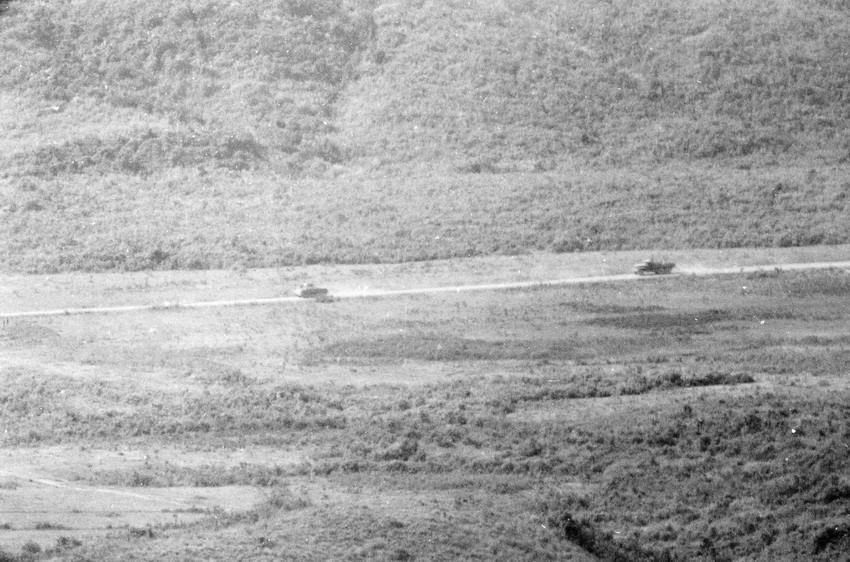 资料图：敌人的坦克、装甲车和军用运输车在从溪生阵地散落。。图自越通社