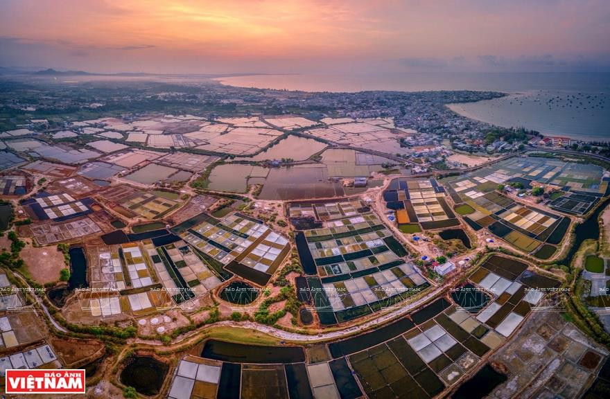 盐田上黎明美景。图自越通社